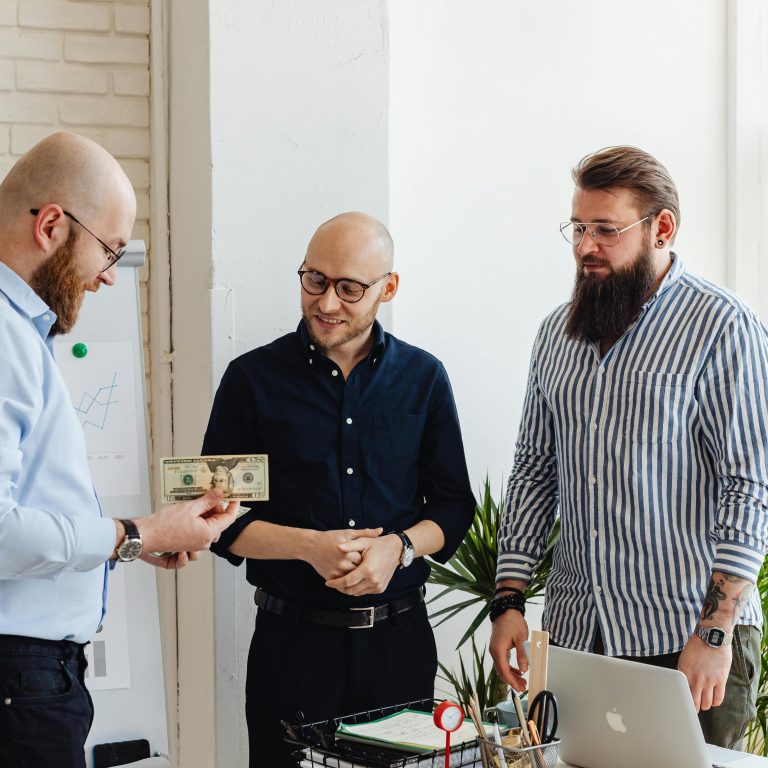 Nu dispar SRL-urile serioase. Dispar firmele-fantomă și țeparii ce încurcă economia!